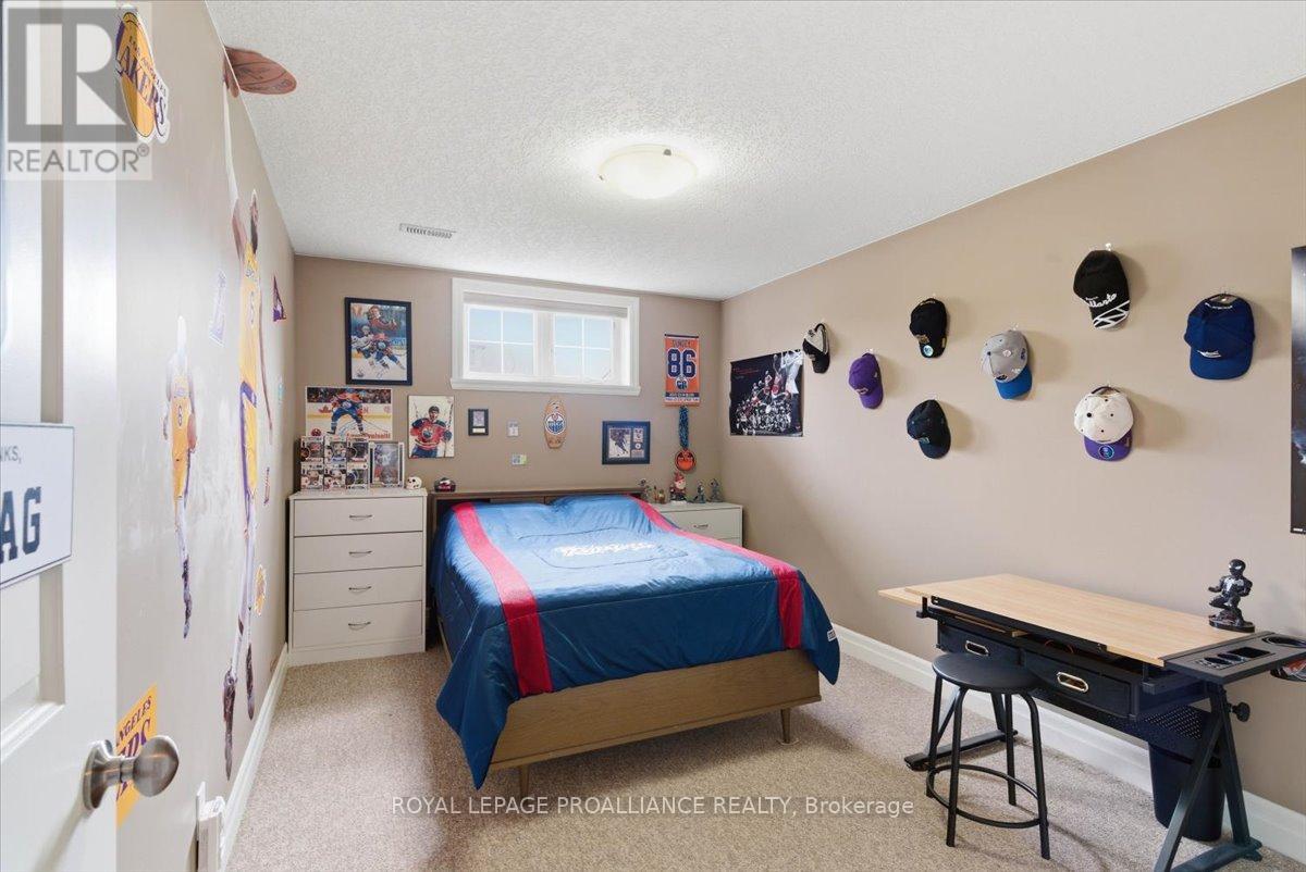 68 CORTLAND CRESCENT - 37