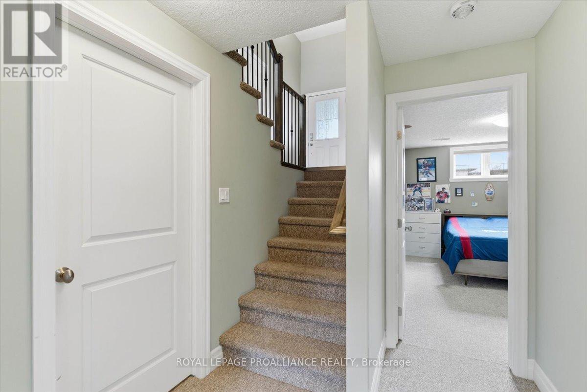 68 CORTLAND CRESCENT - 40