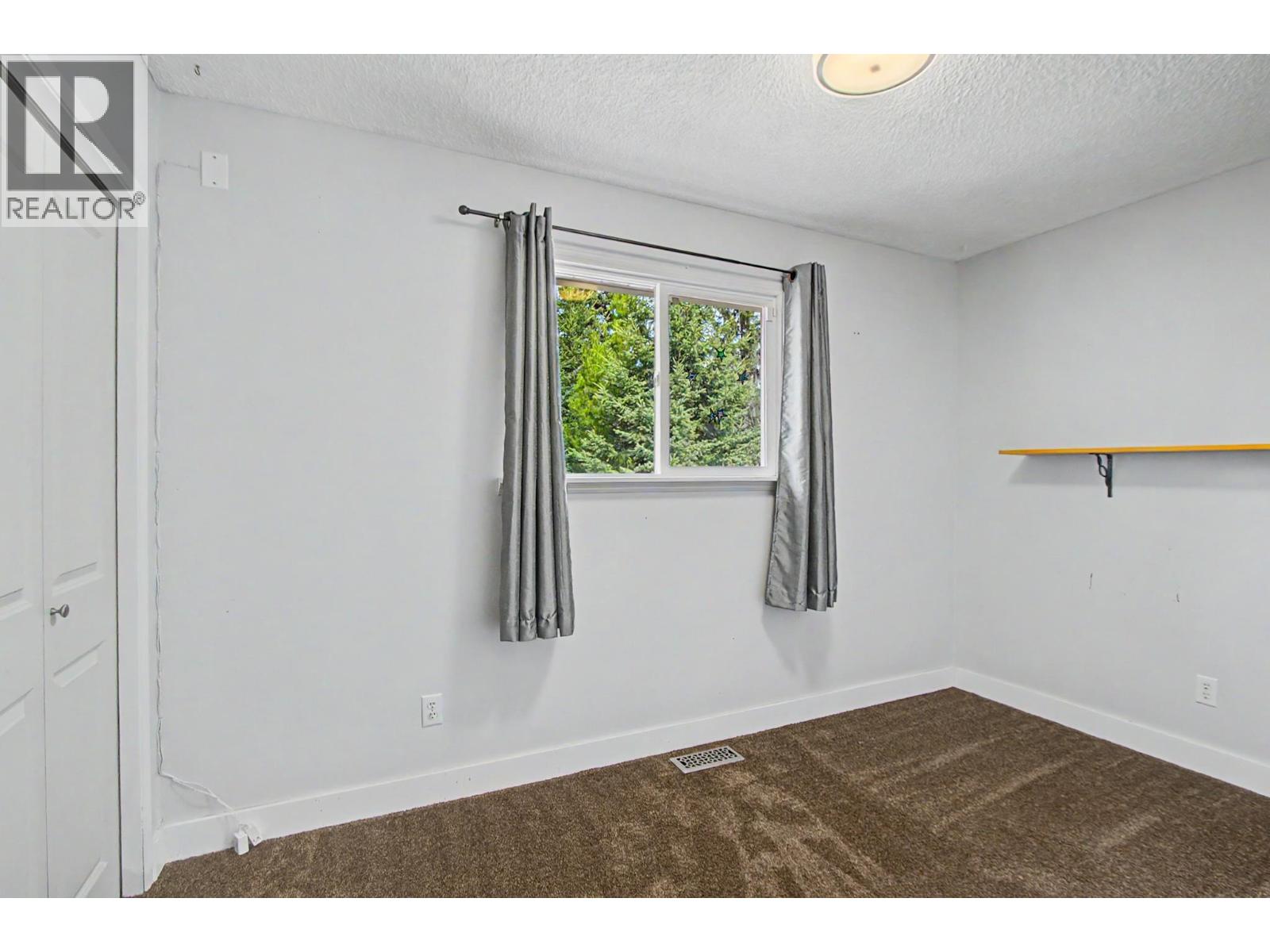 Photo 11 of 19 — 6816 FAIRMONT CRESCENT · Prince George, BC