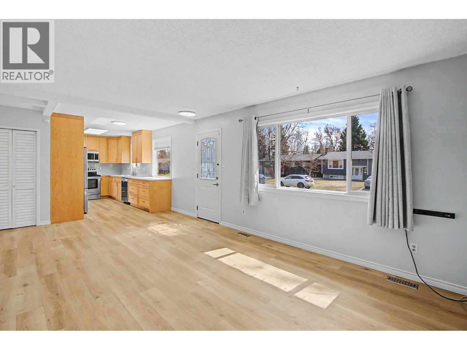 Photo 8 of 19 — 6816 FAIRMONT CRESCENT · Prince George, BC