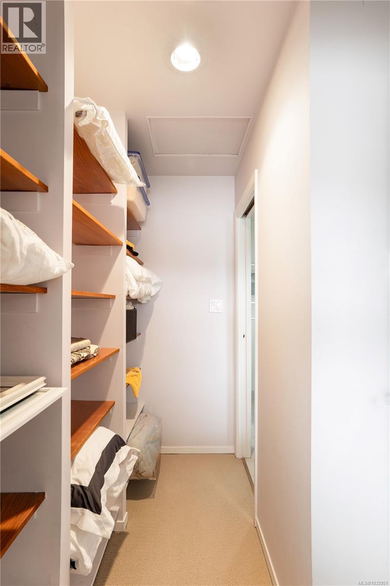  10680 Blue Heron Road, North Saanich