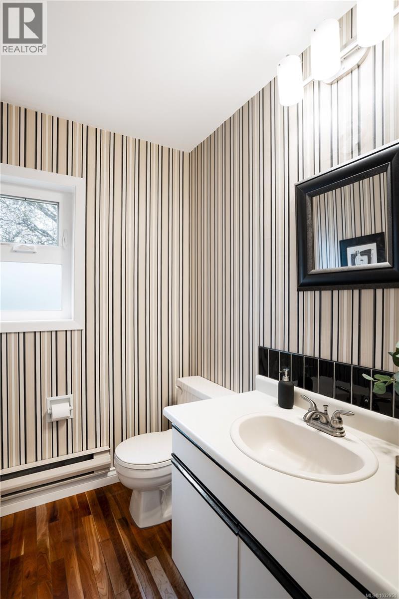  10680 Blue Heron Road, North Saanich