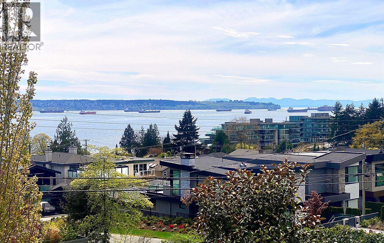1183 DUCHESS AVENUE, West Vancouver