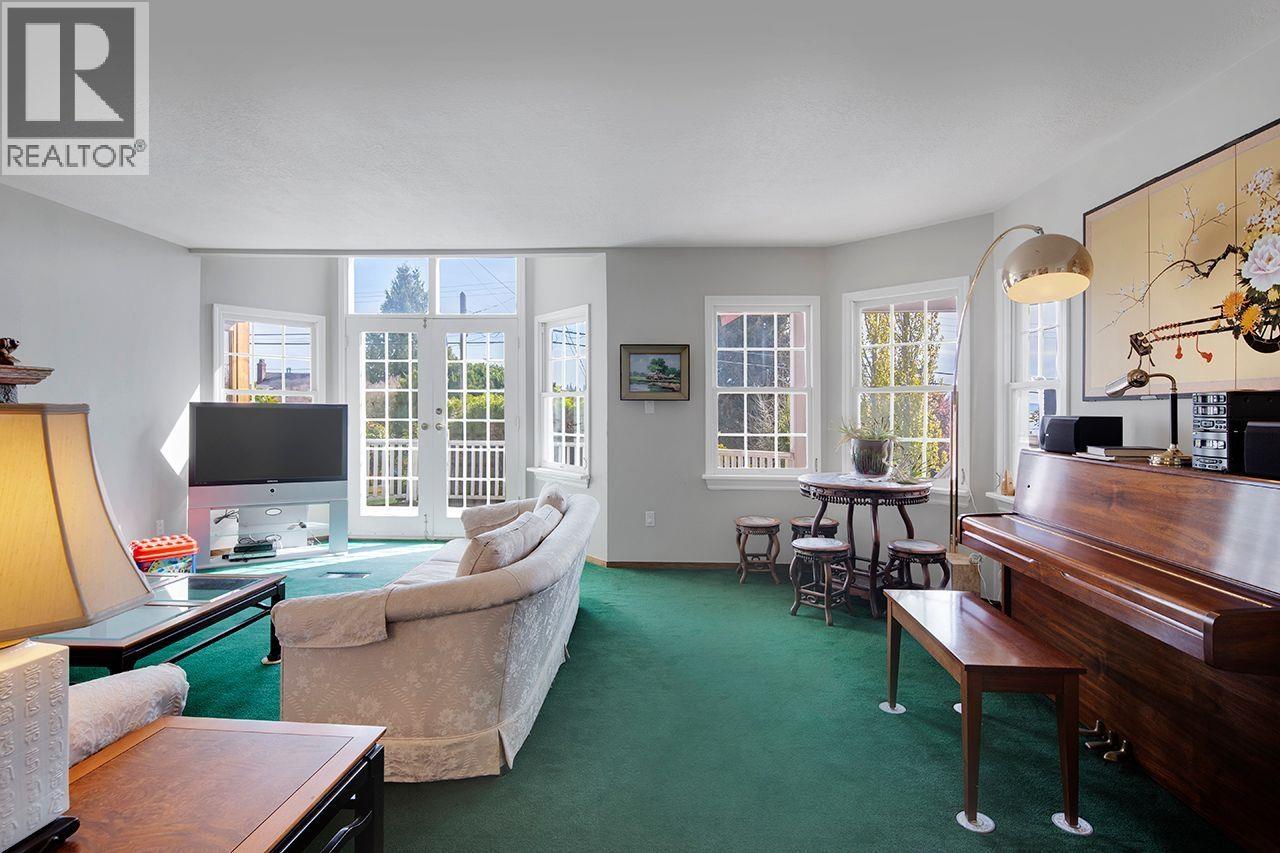 1183 DUCHESS AVENUE, West Vancouver