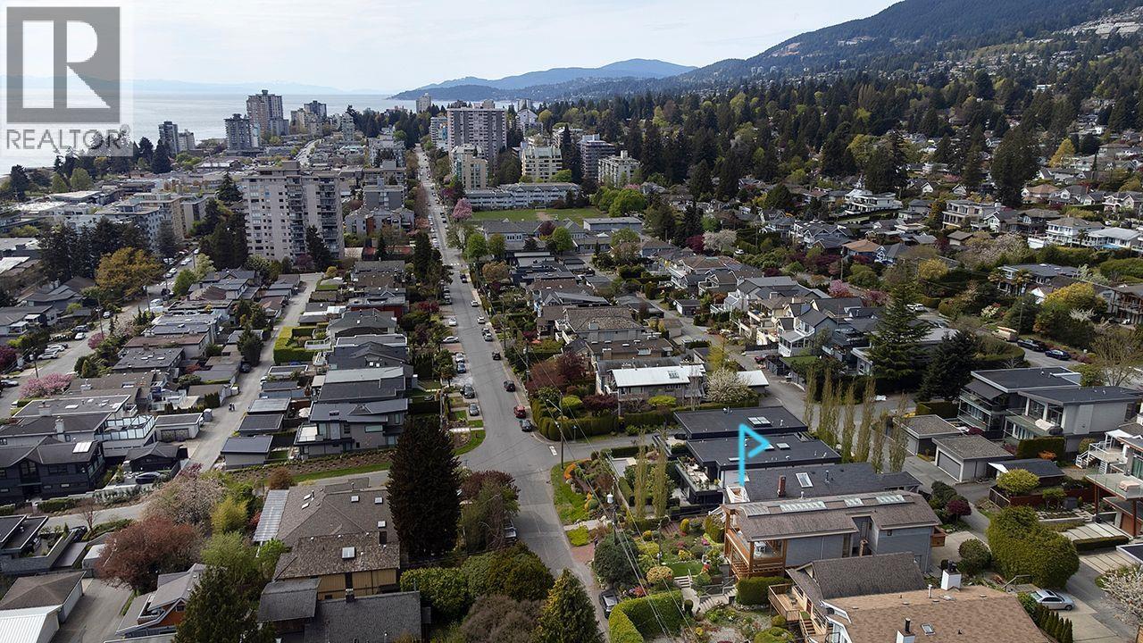 1183 DUCHESS AVENUE, West Vancouver
