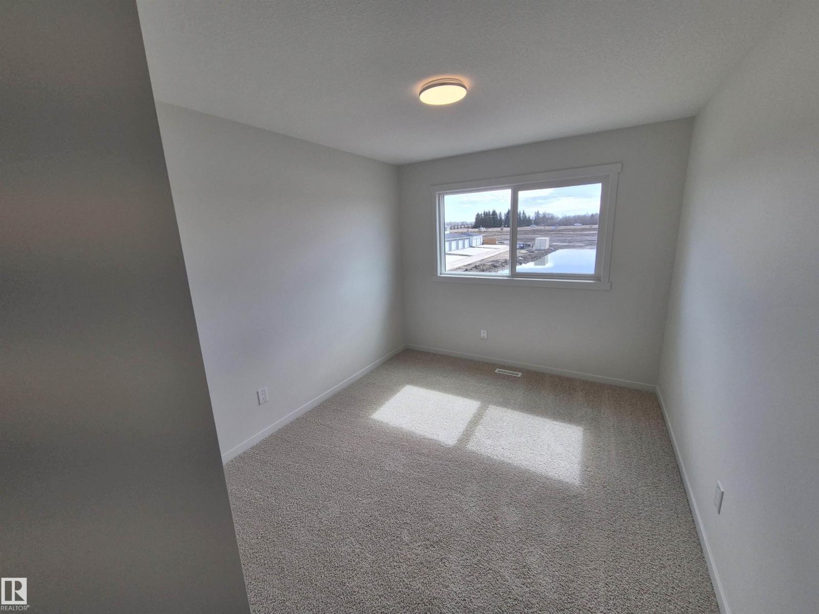 1086 MCLEOD AV - 32