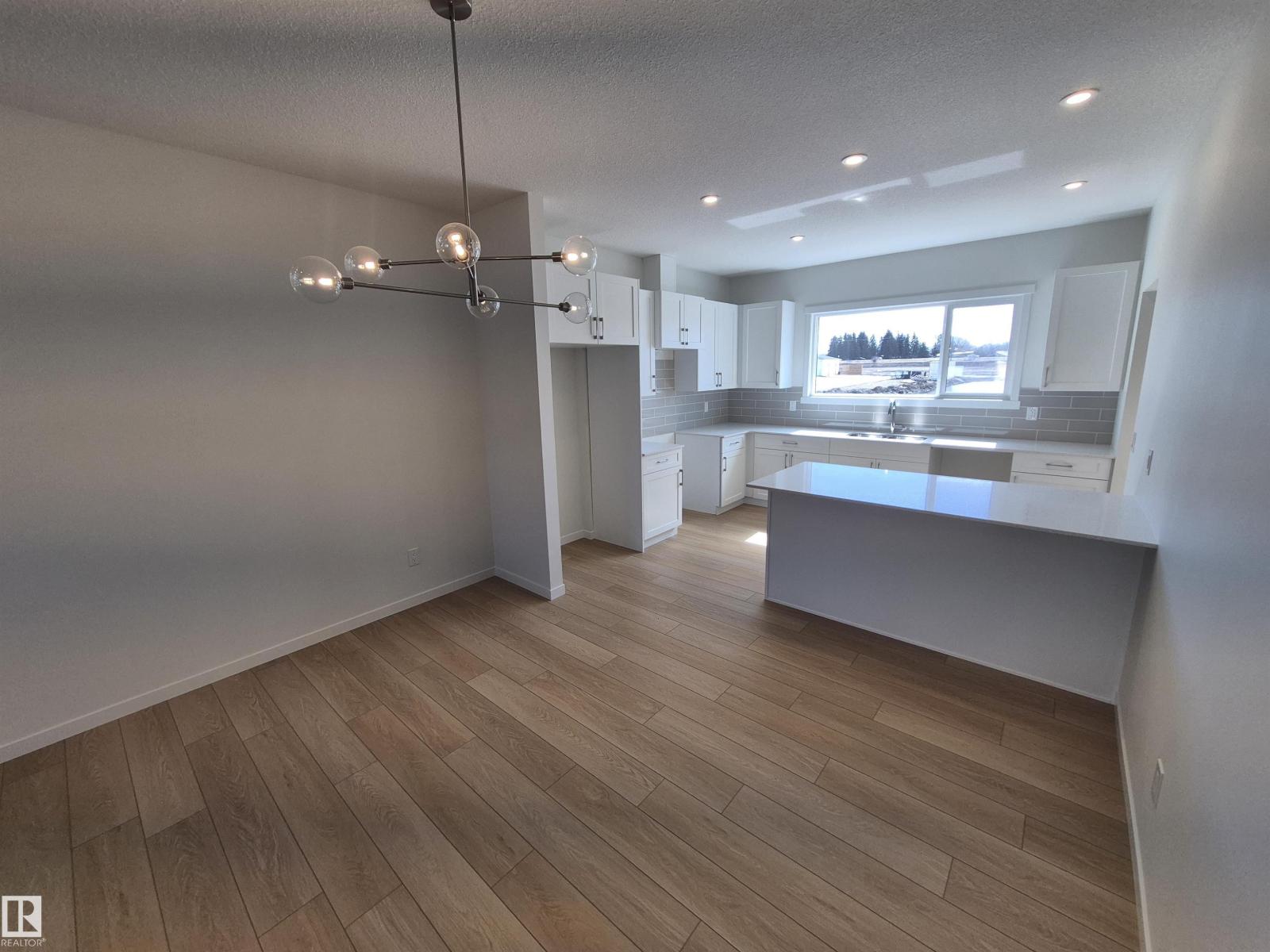 1086 MCLEOD AV, Spruce Grove