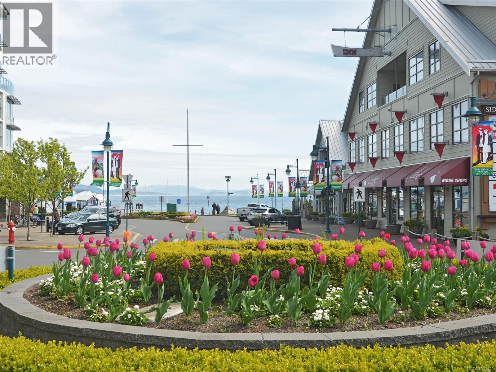 LOTS OF LOCAL RESTAURANTS TO CHOOSE FROM