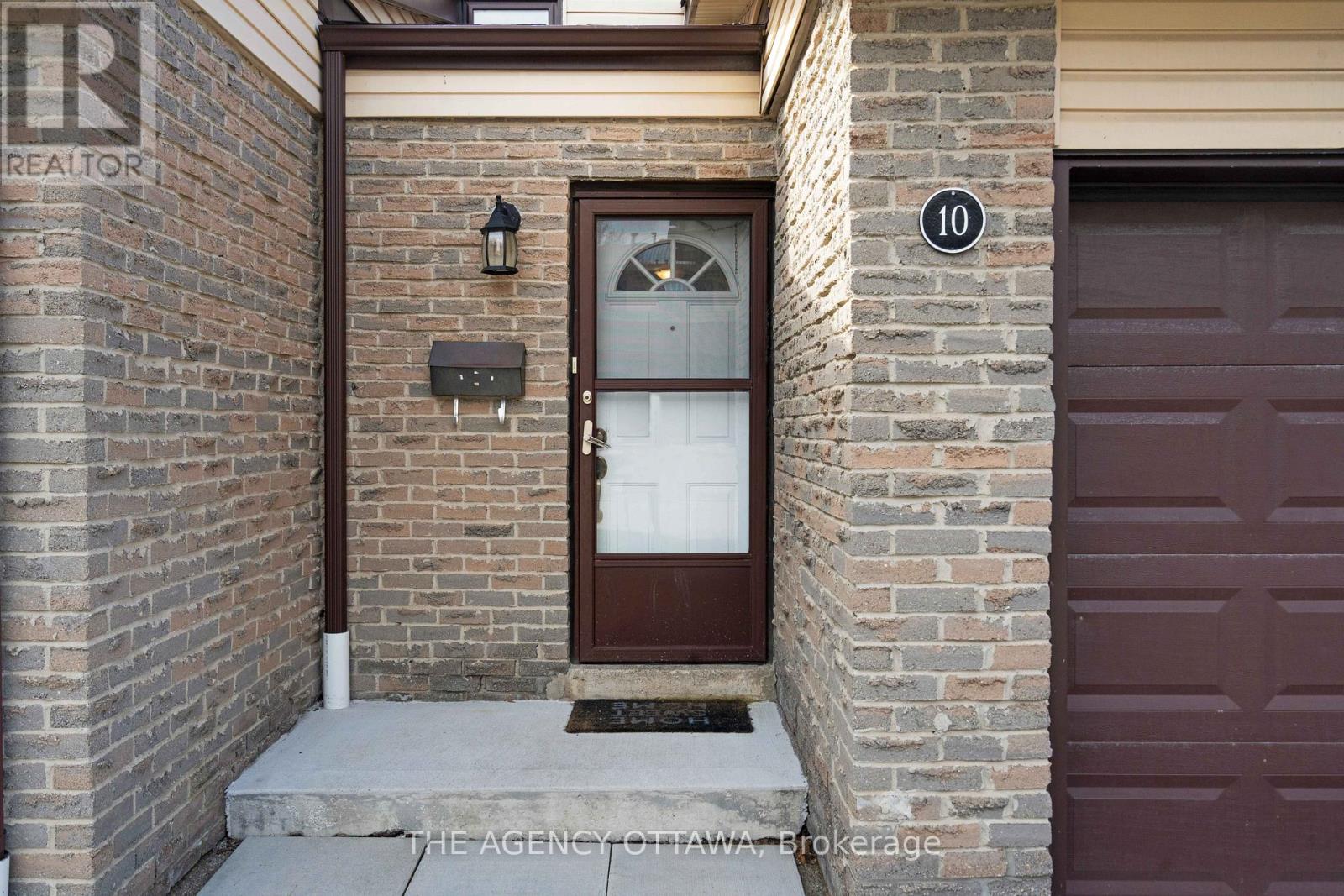 10 COLLINS CRESCENT - 1