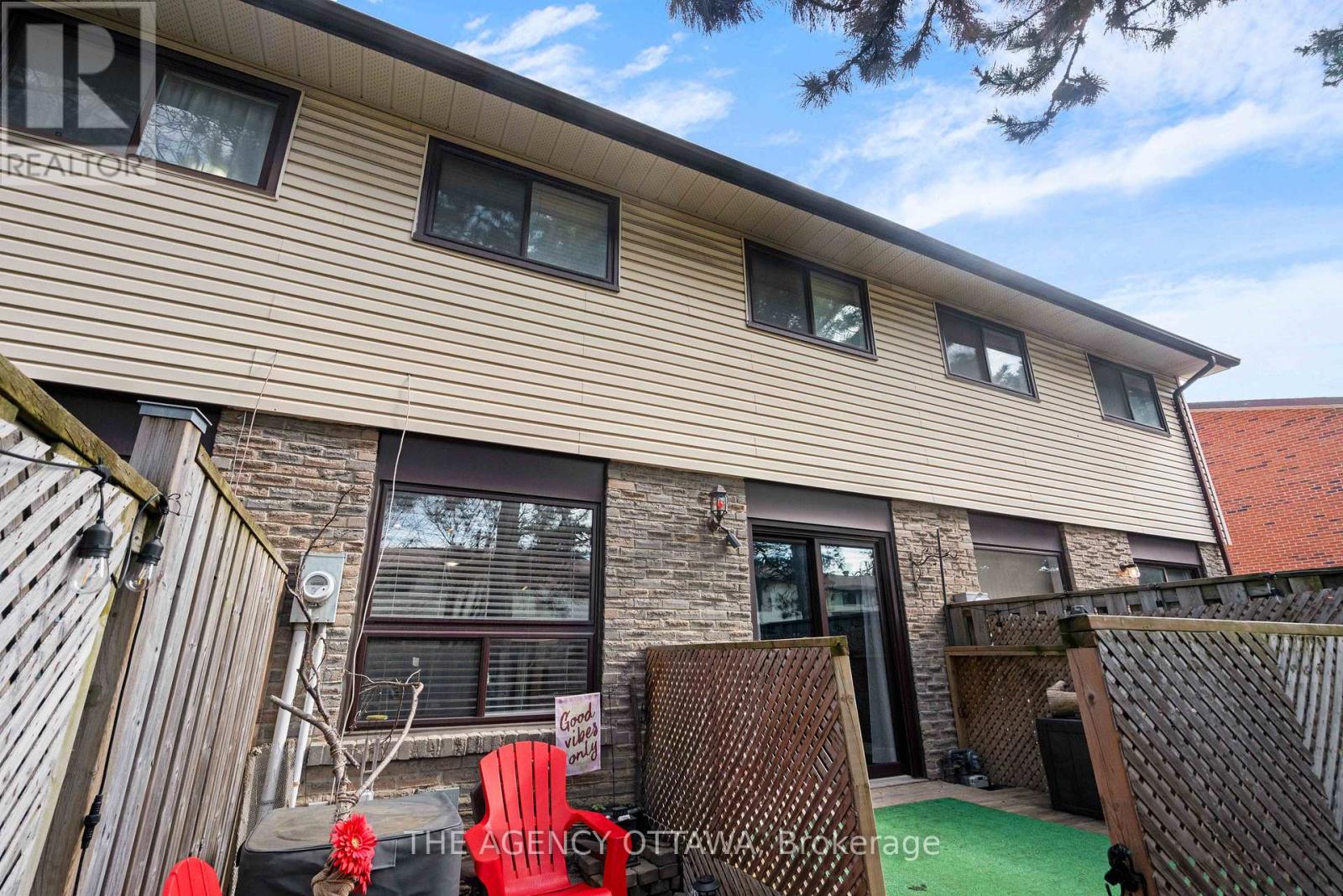 10 COLLINS CRESCENT — photo 27