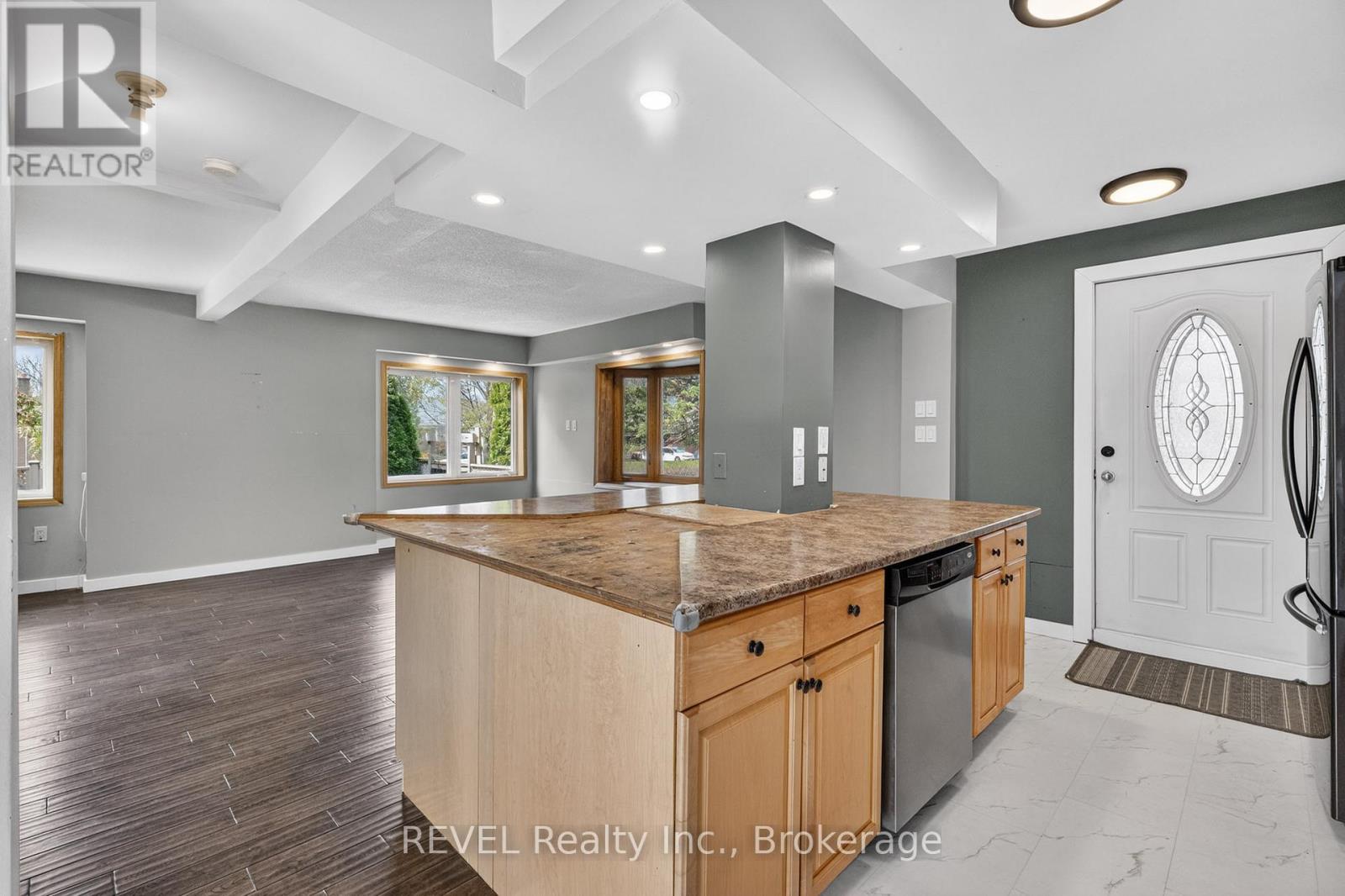 1367 ST MARYS CRESCENT - 6