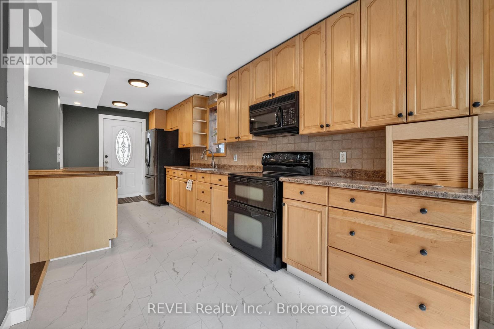 1367 ST MARYS CRESCENT - 8
