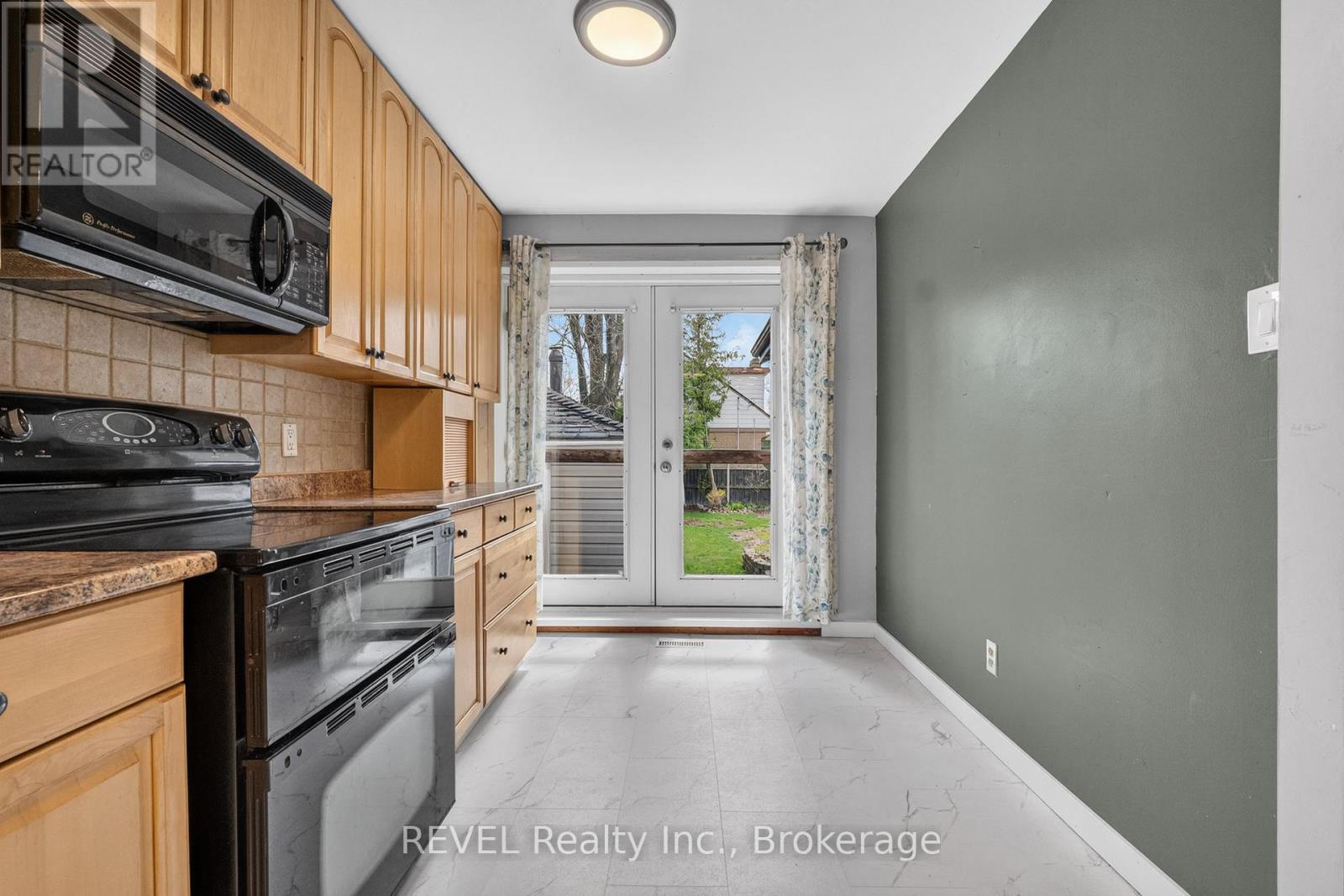 1367 ST MARYS CRESCENT - 9