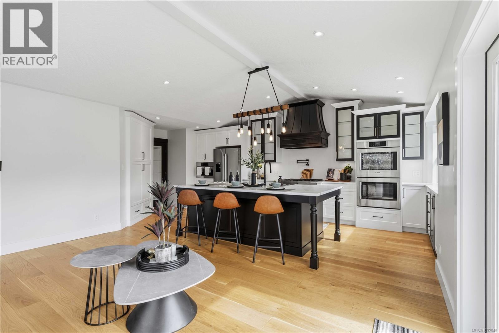  77 View Royal Avenue, View Royal