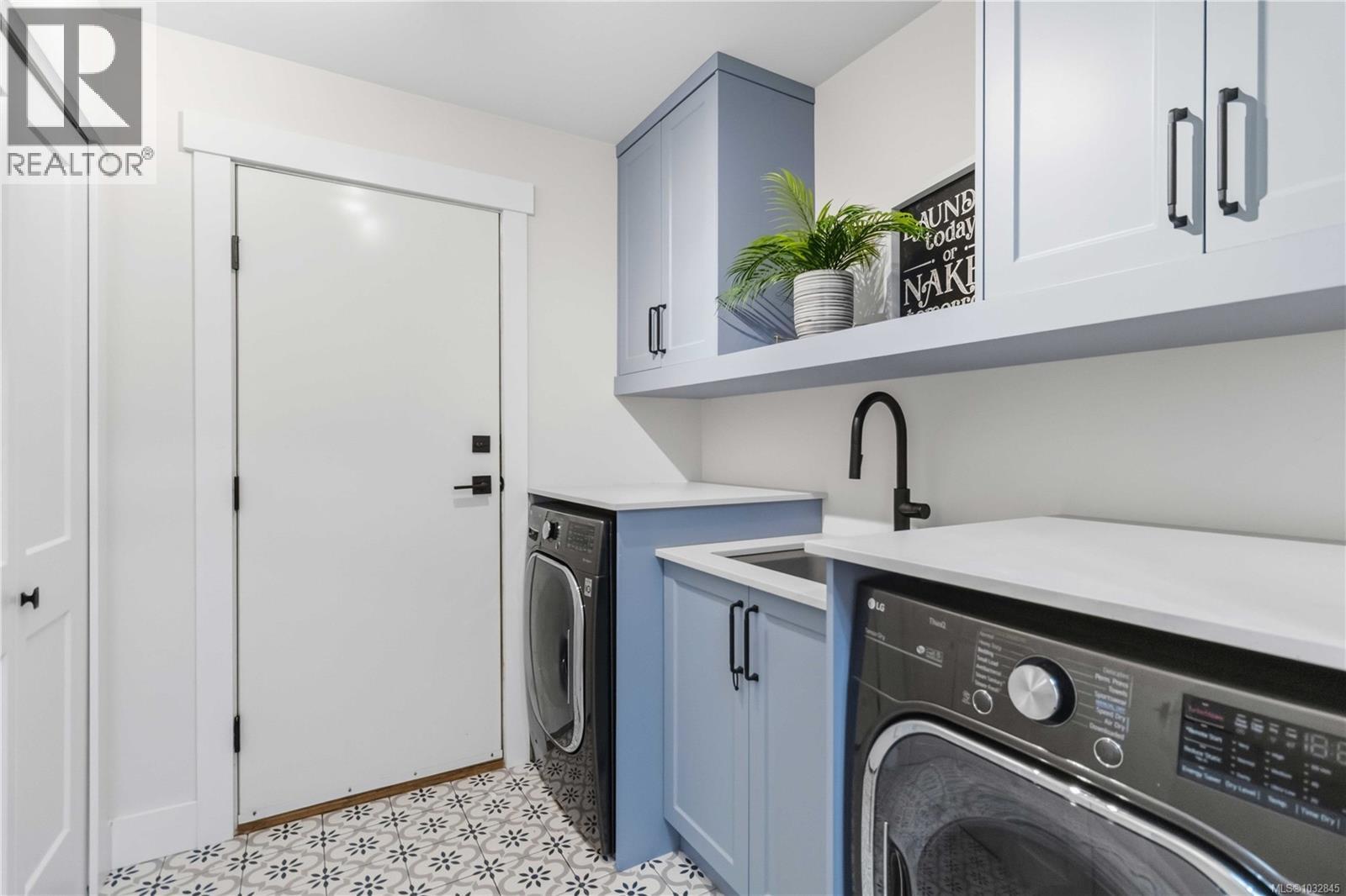  77 View Royal Avenue, View Royal