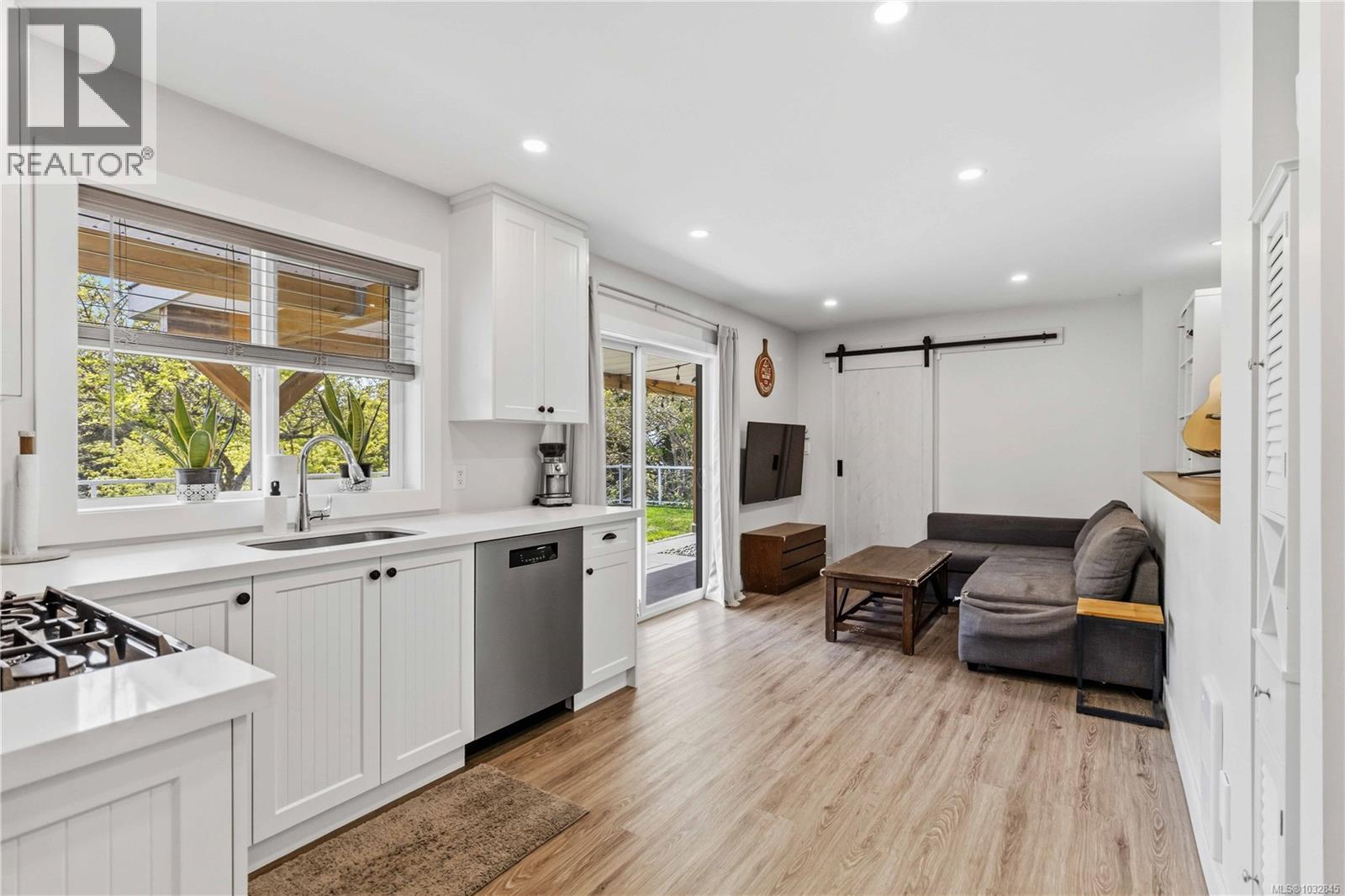  77 View Royal Avenue, View Royal