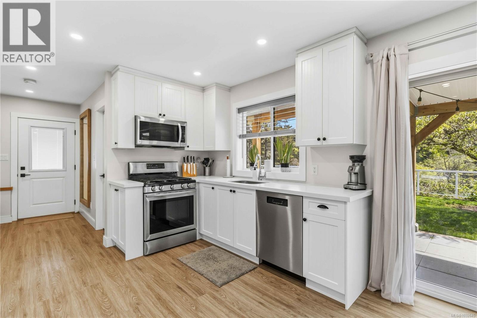  77 View Royal Avenue, View Royal