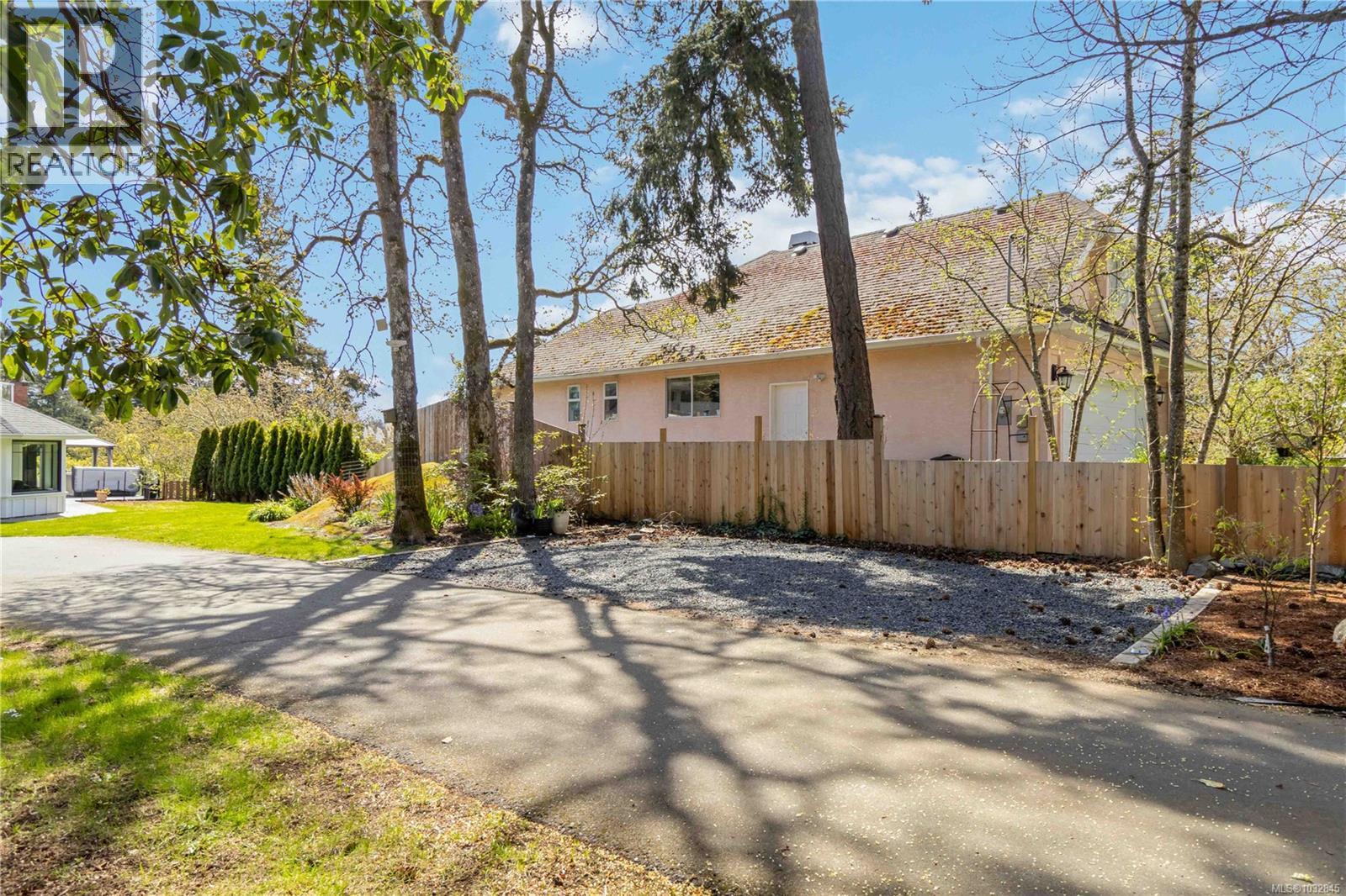  77 View Royal Avenue, View Royal