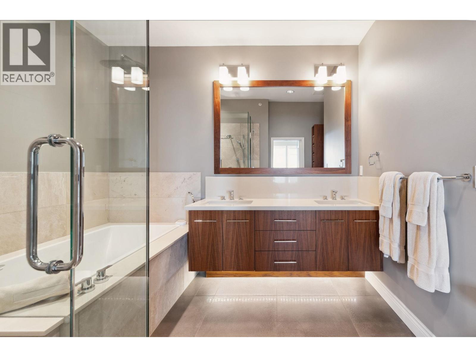 2416 CARR LANE, West Vancouver