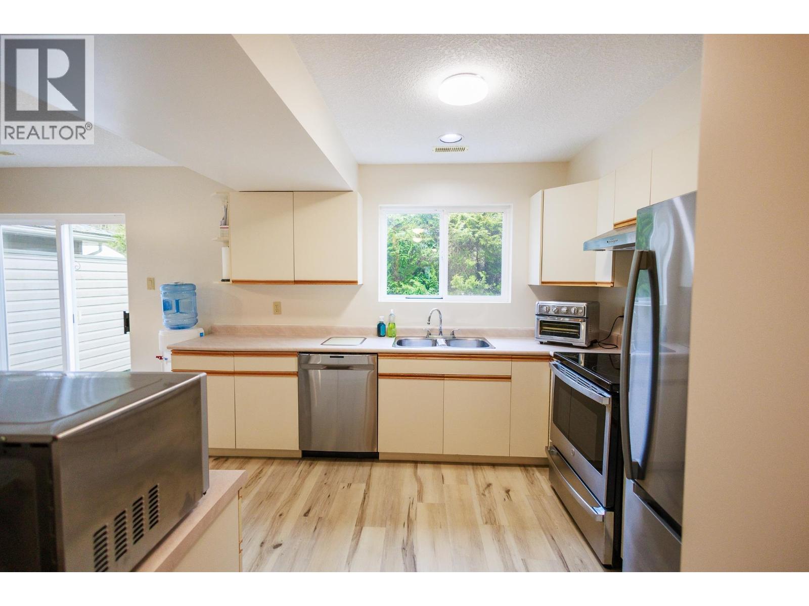 #6 2609 BRAUN STREET - 9