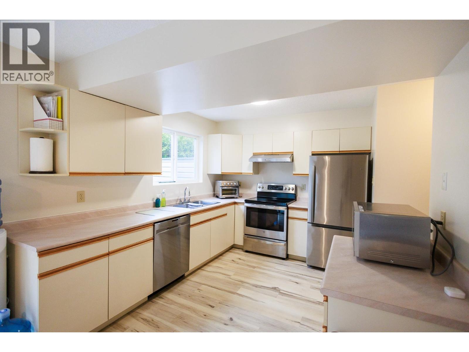 #6 2609 BRAUN STREET - 10