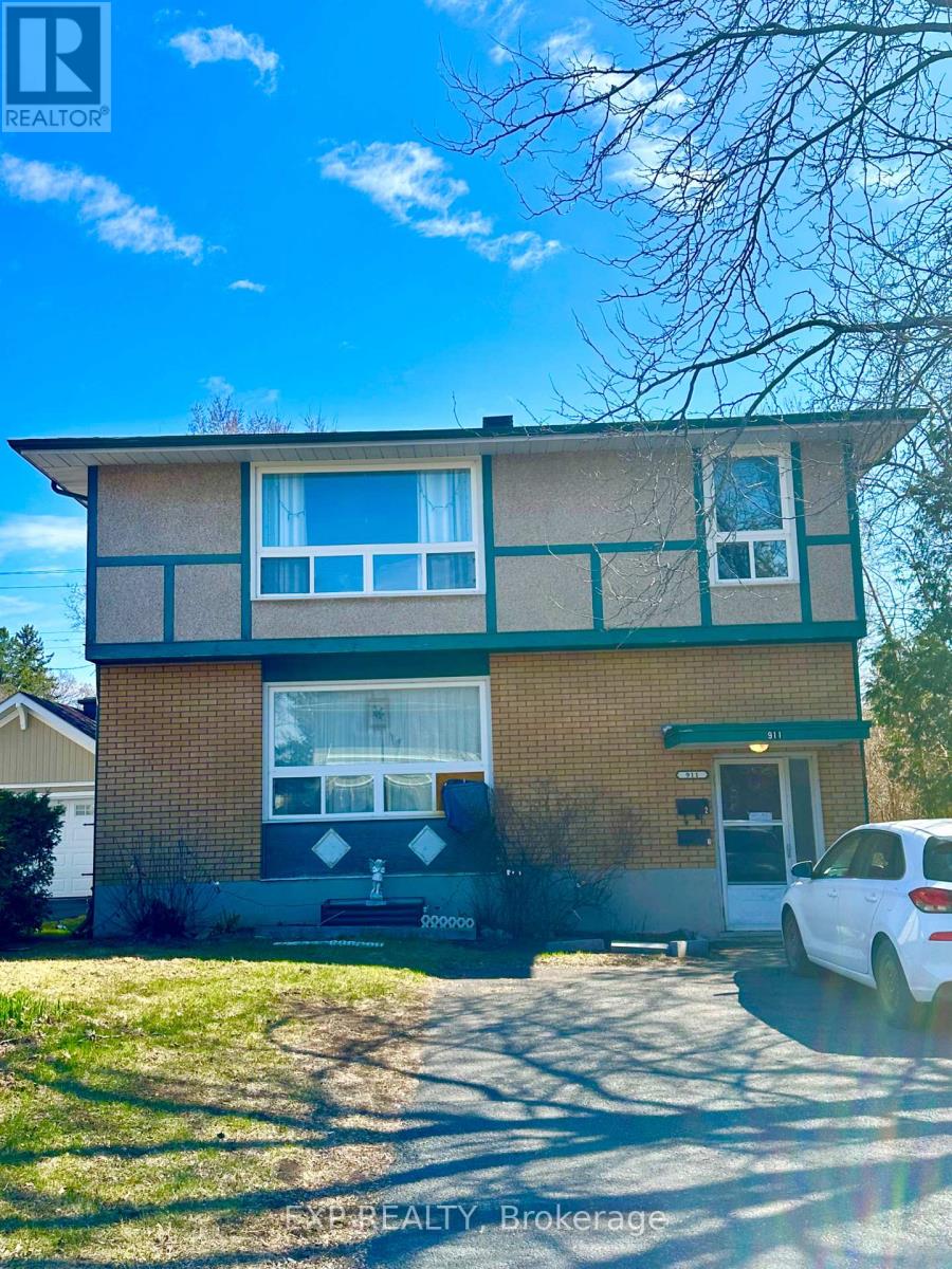 911 PINEWOOD CRESCENT - 1