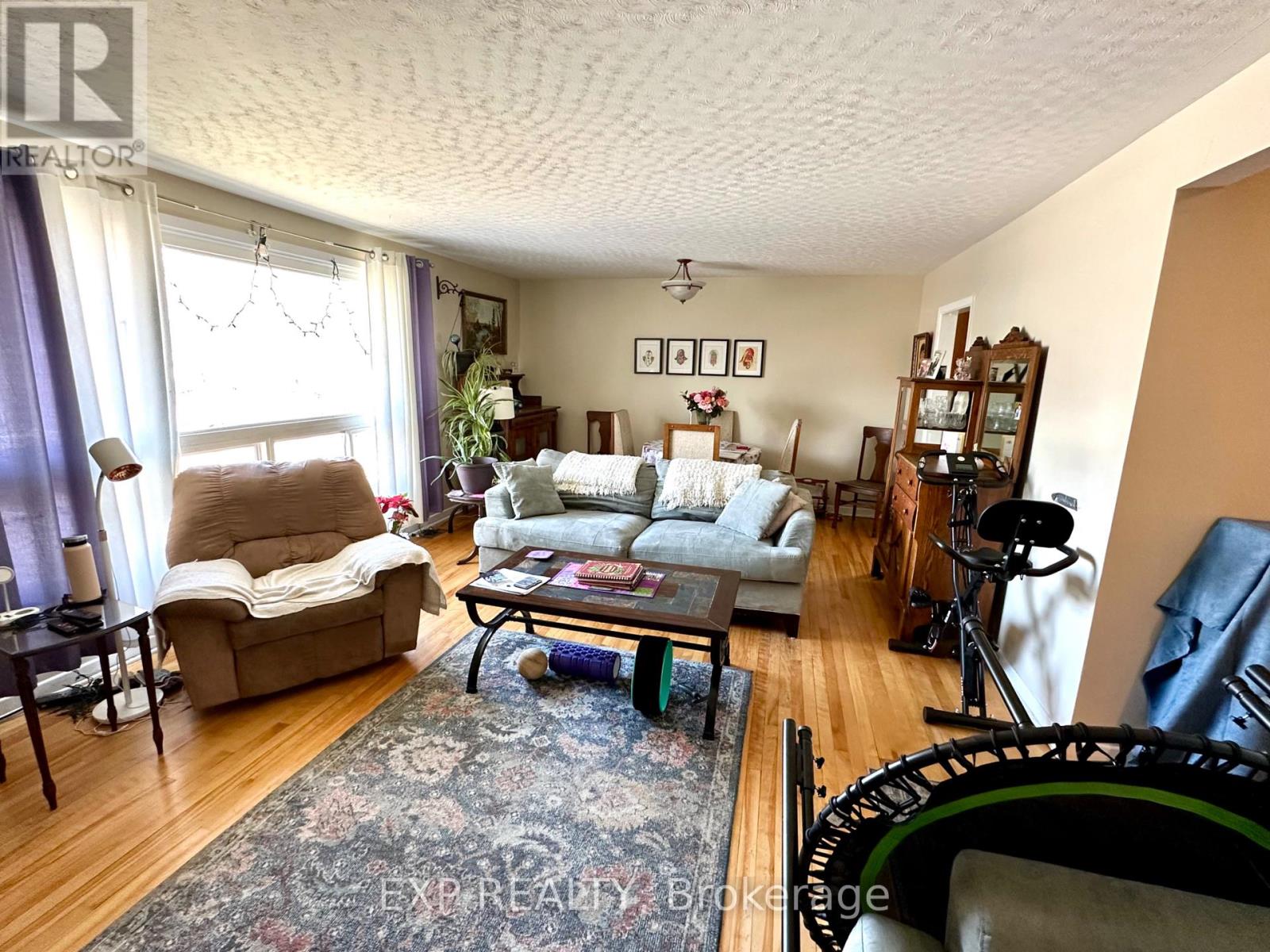 911 PINEWOOD CRESCENT - 4