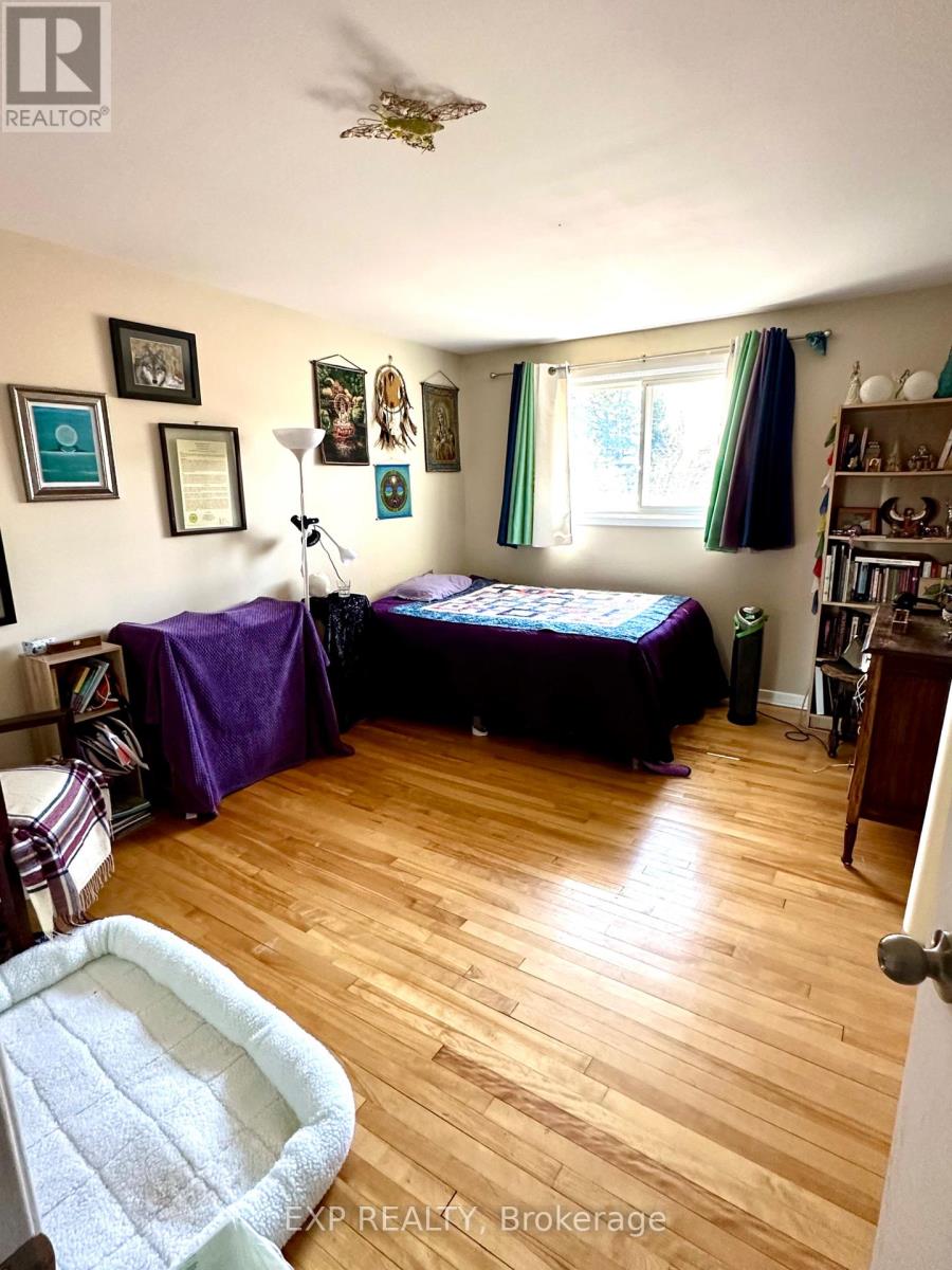911 PINEWOOD CRESCENT - 9