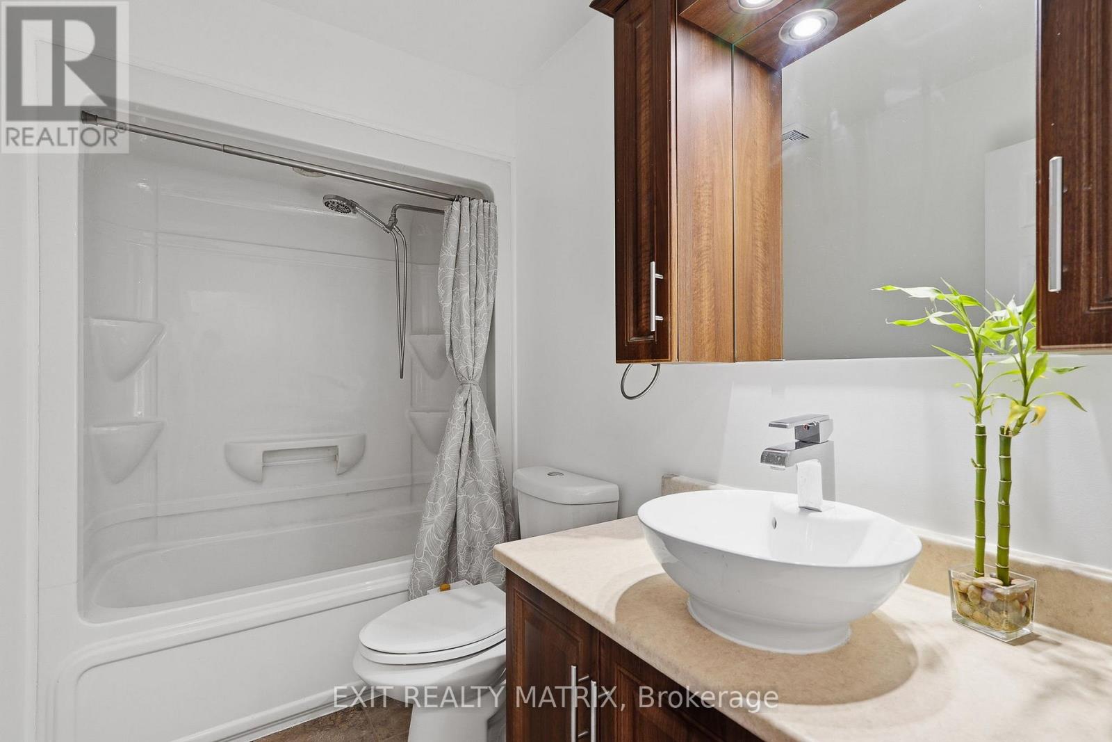 109 ROYAL COURT — photo 17