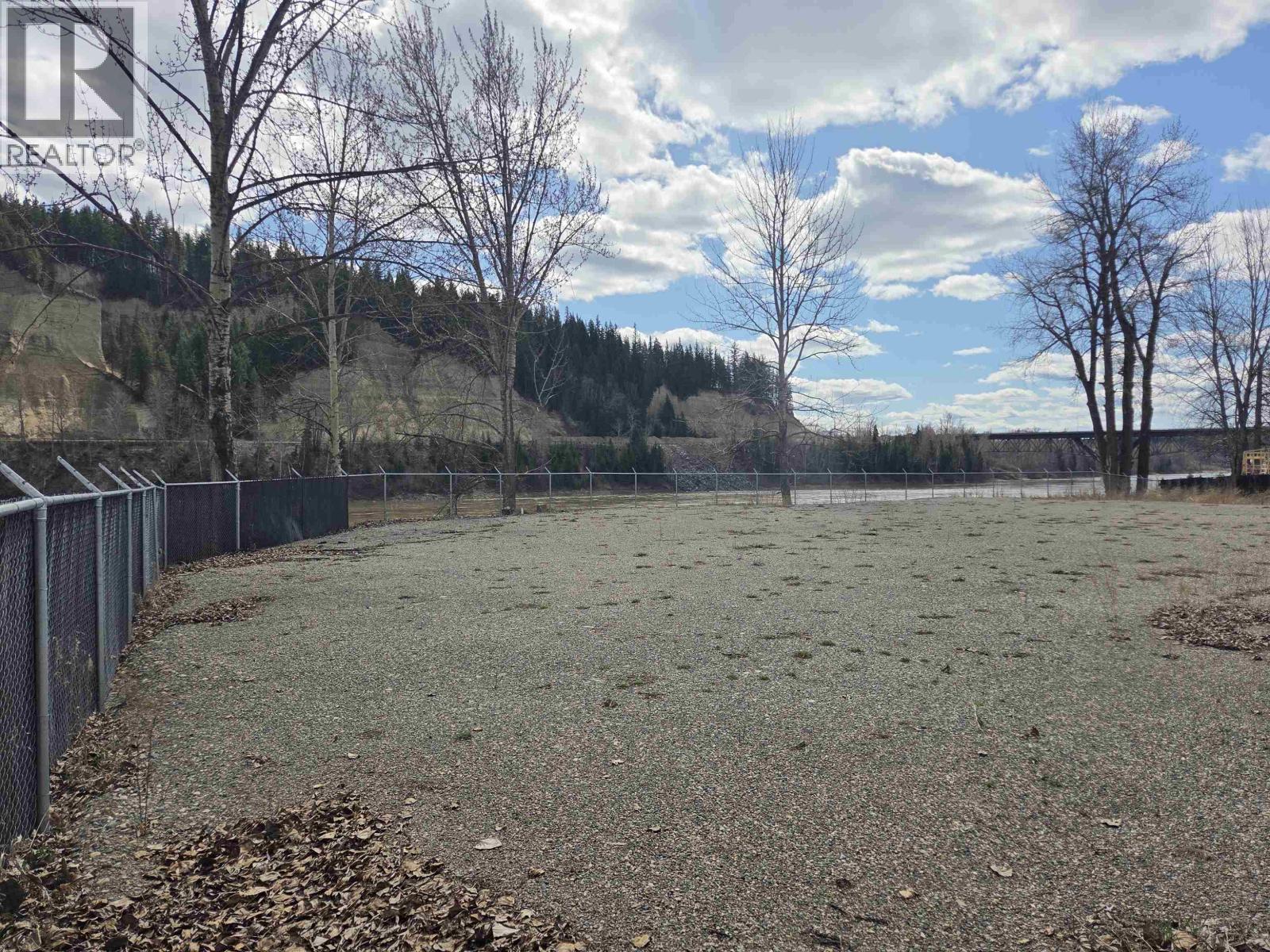 Photo 10 of 16 — 2707 QUEENSWAY STREET · Prince George, BC