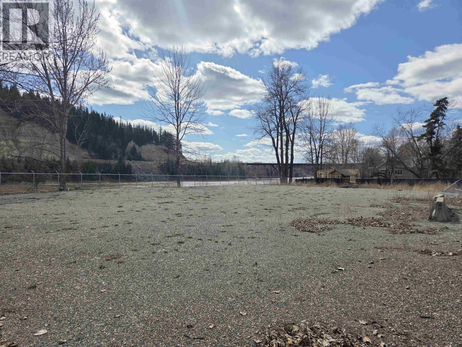 Photo 11 of 16 — 2707 QUEENSWAY STREET · Prince George, BC