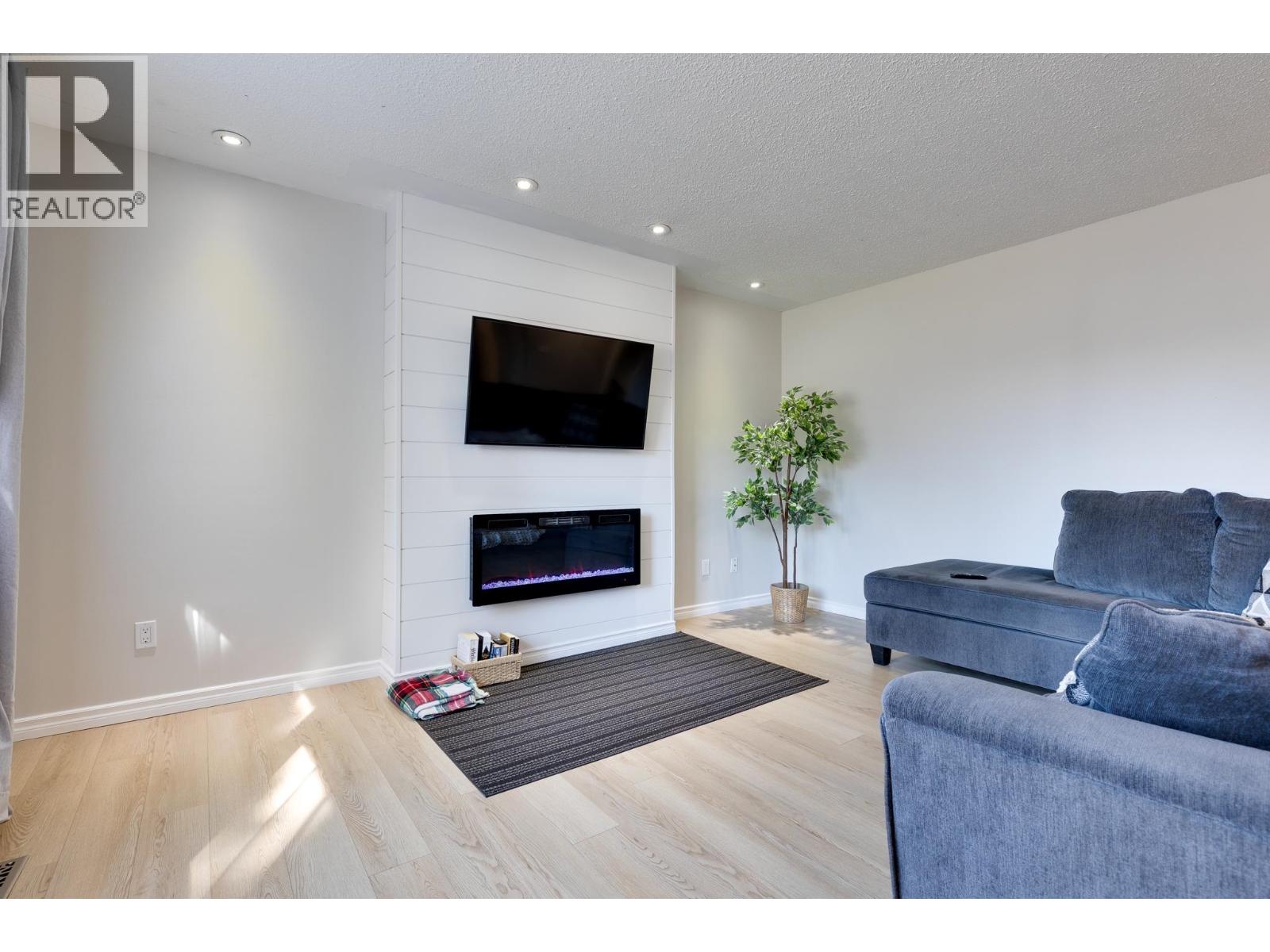 Photo 10 of 33 — 7672 MONCTON CRESCENT · Prince George, BC