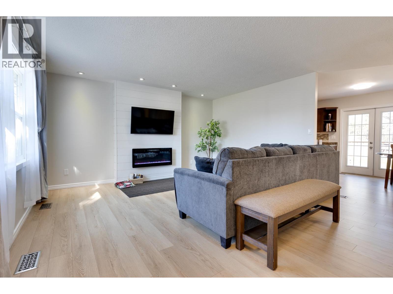 Photo 8 of 33 — 7672 MONCTON CRESCENT · Prince George, BC