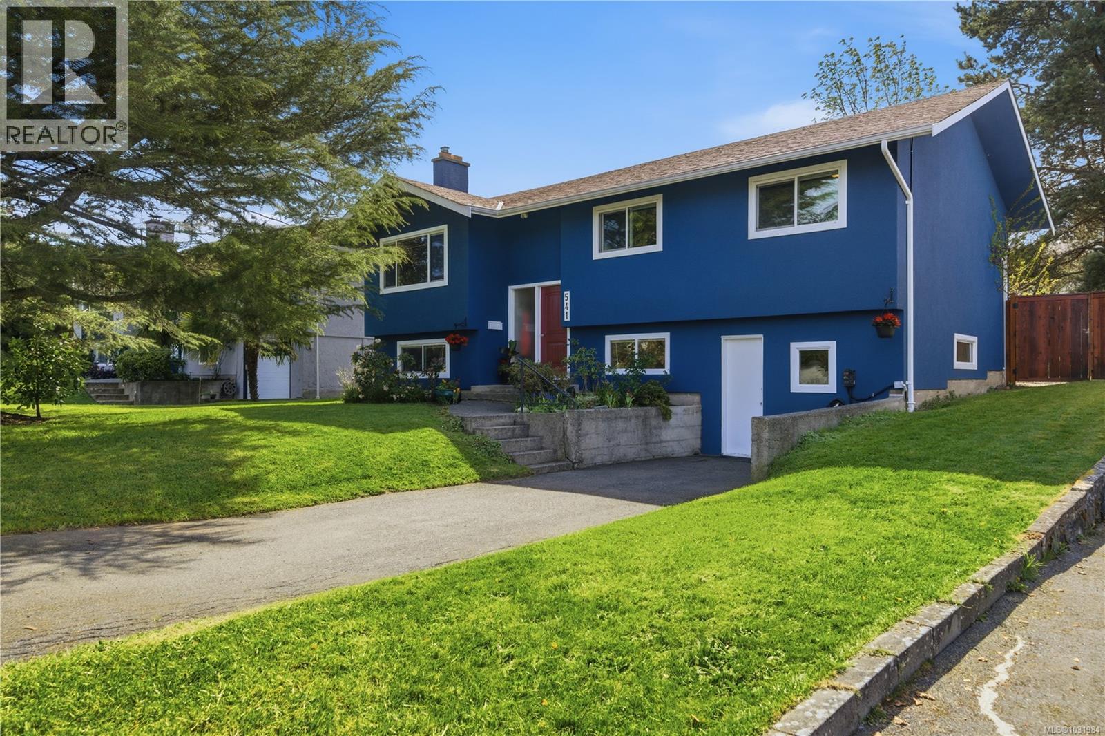  541 Warren Avenue, Saanich