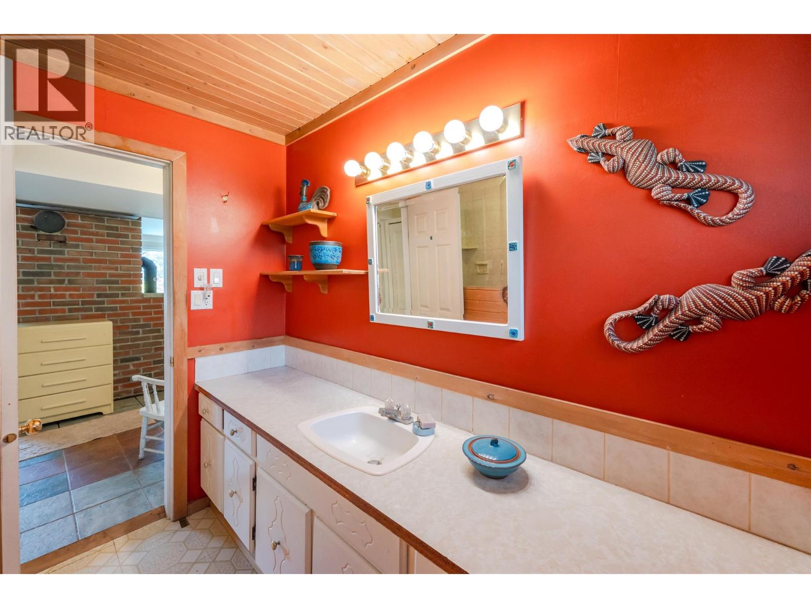 128 Farleigh Lake Road, Penticton