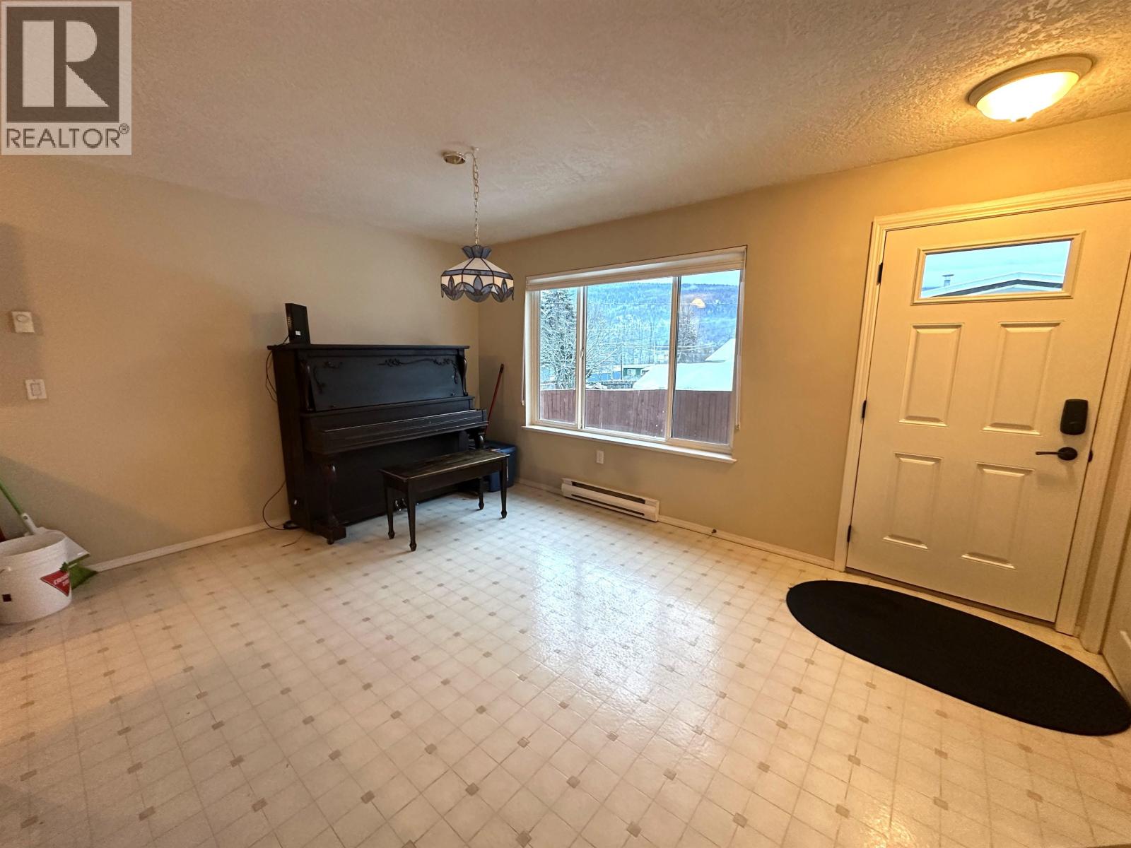 #1 1686 MAIN STREET - 5
