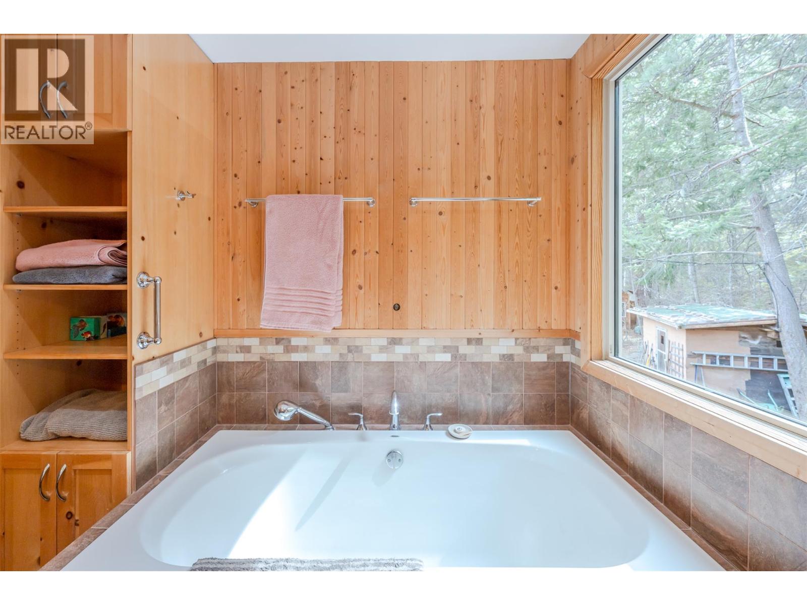 128 Farleigh Lake Road, Penticton