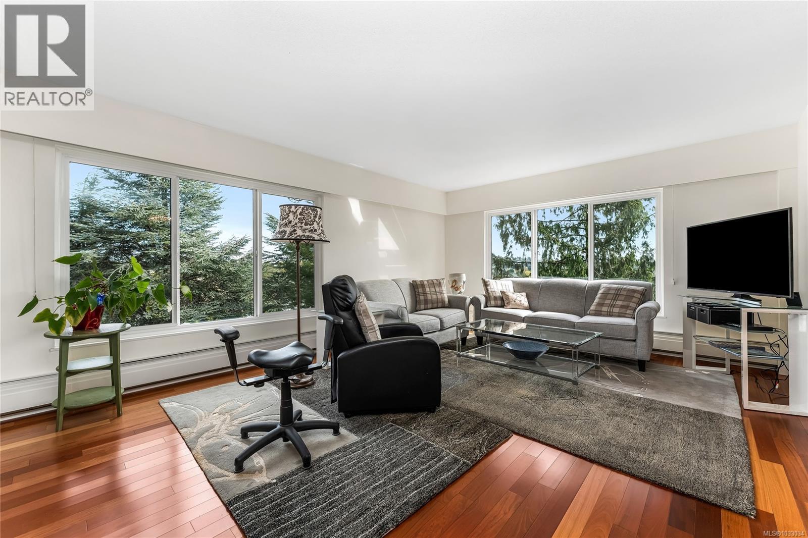 #205 2910 Cook St - 2