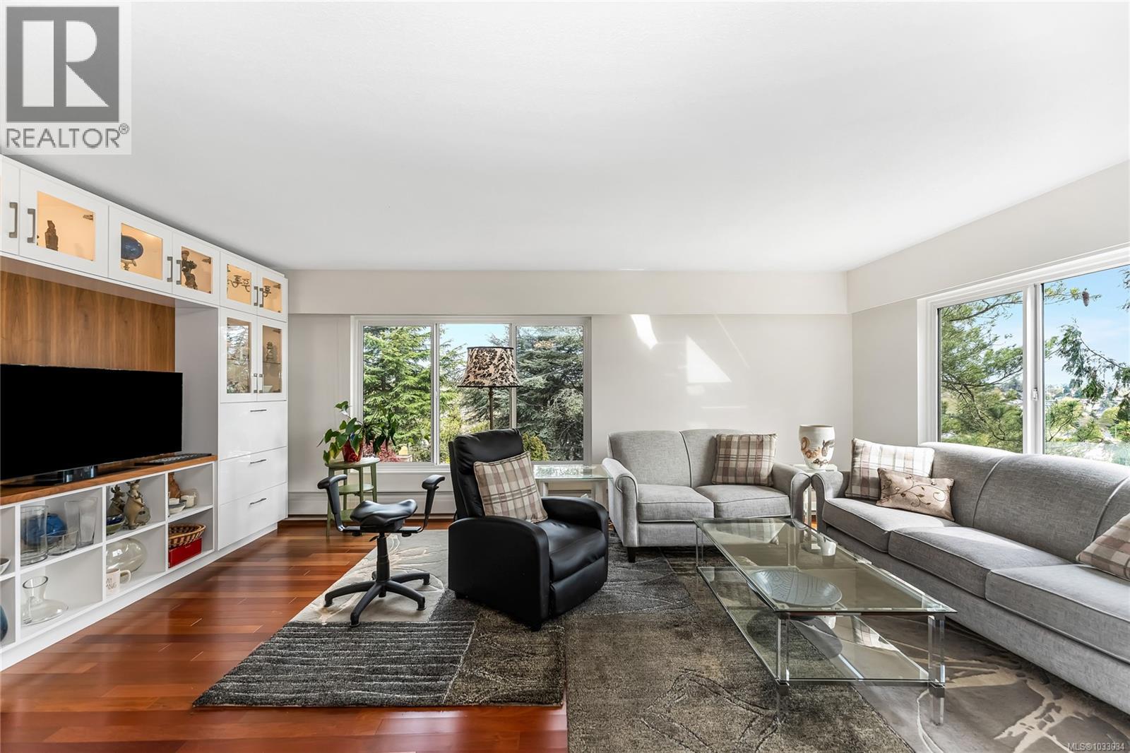 #205 2910 Cook St - 5