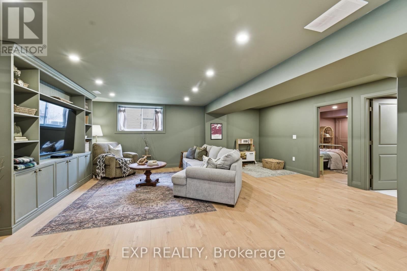 11 LIPSON AVENUE — photo 32
