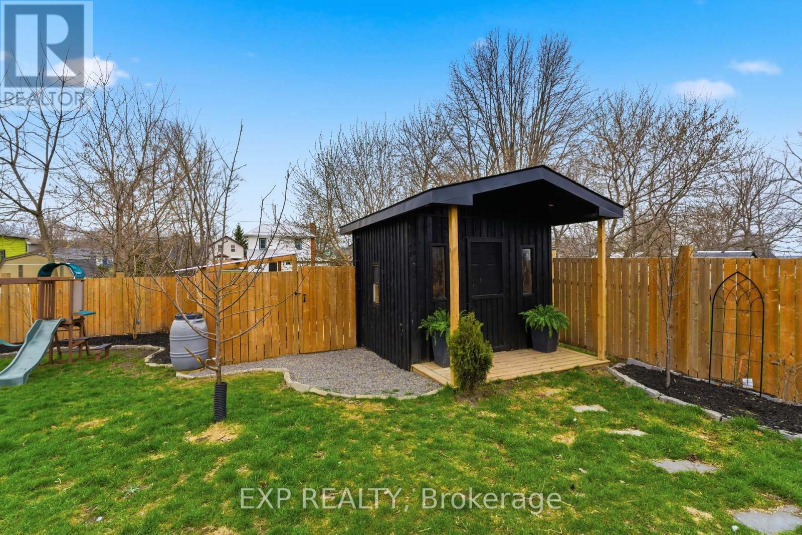 11 LIPSON AVENUE — photo 44