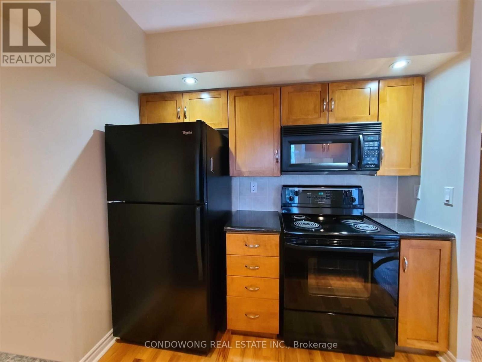 819 - 270 WELLINGTON STREET W