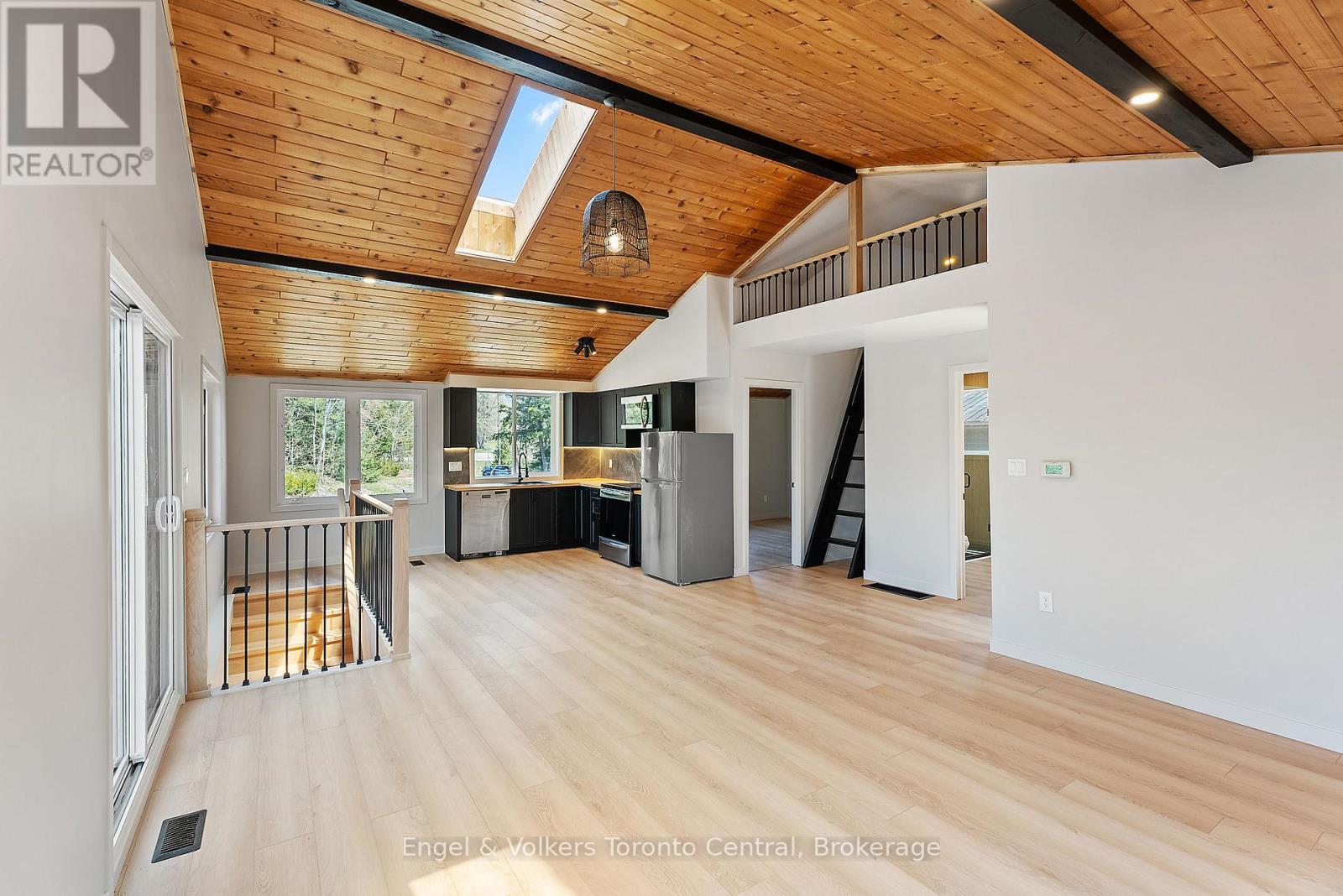 Upper Cottage Living/dining/kitchen