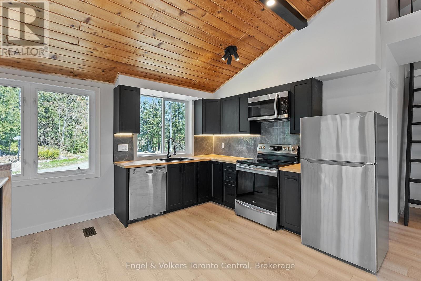 Upper cottage Kitchen