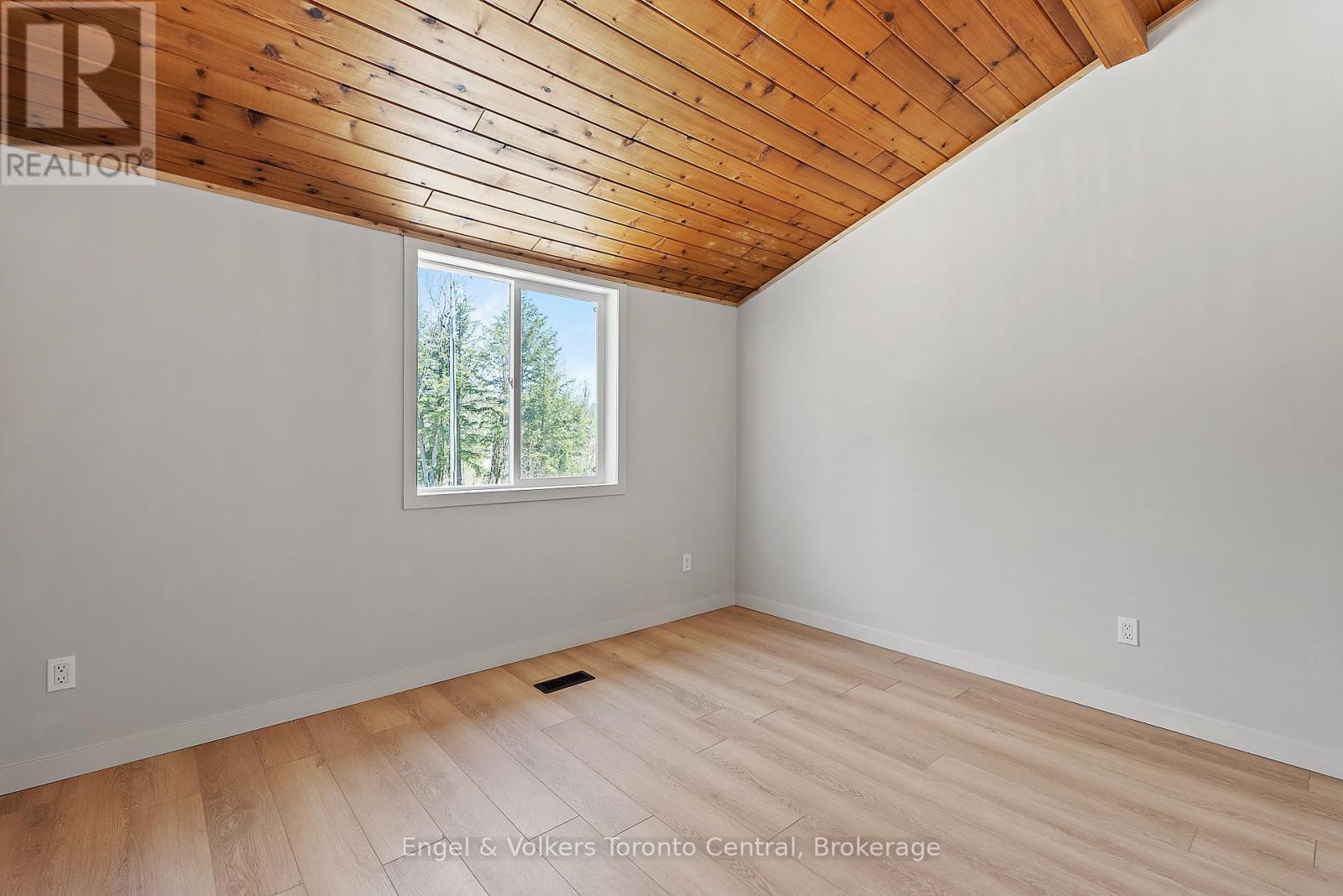 Upper cottage bedroom with vaulted ceiling