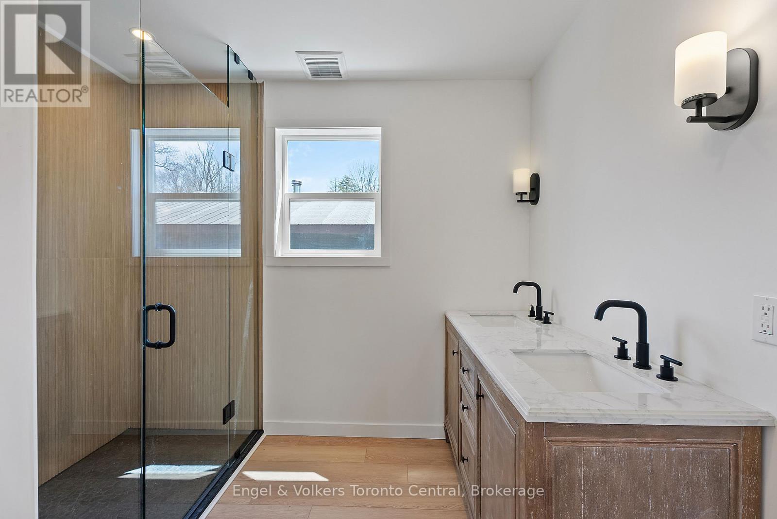 Upper Cottage - Spa like bathroom