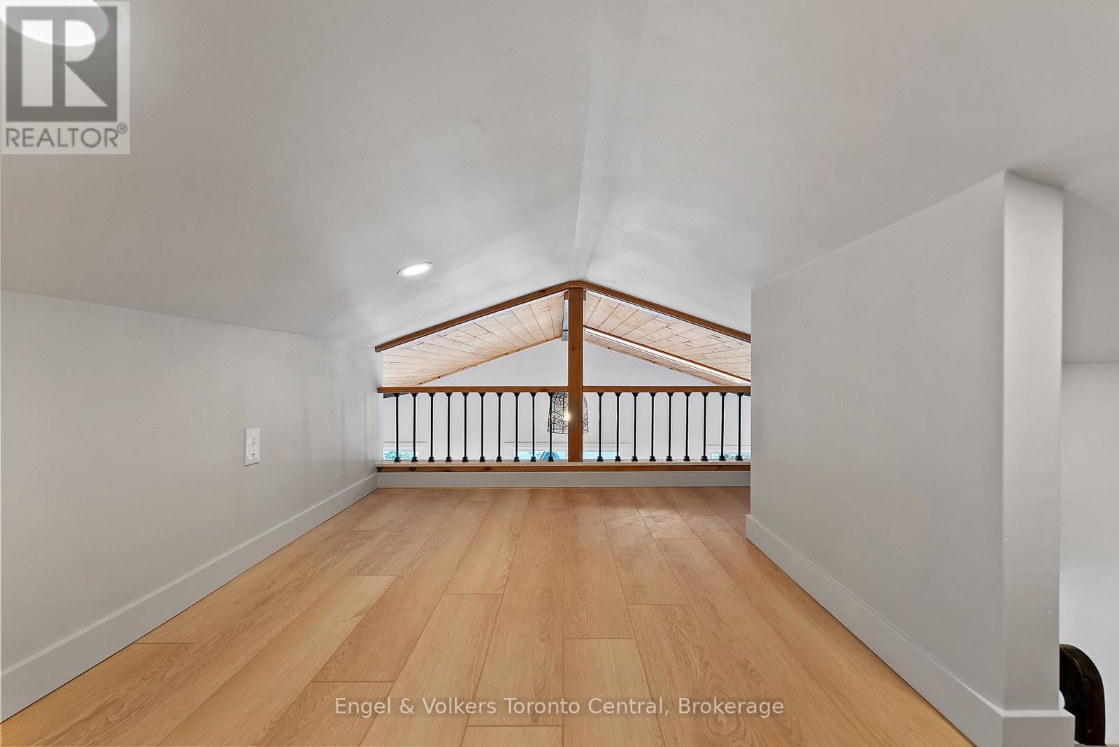 Upper cottage loft