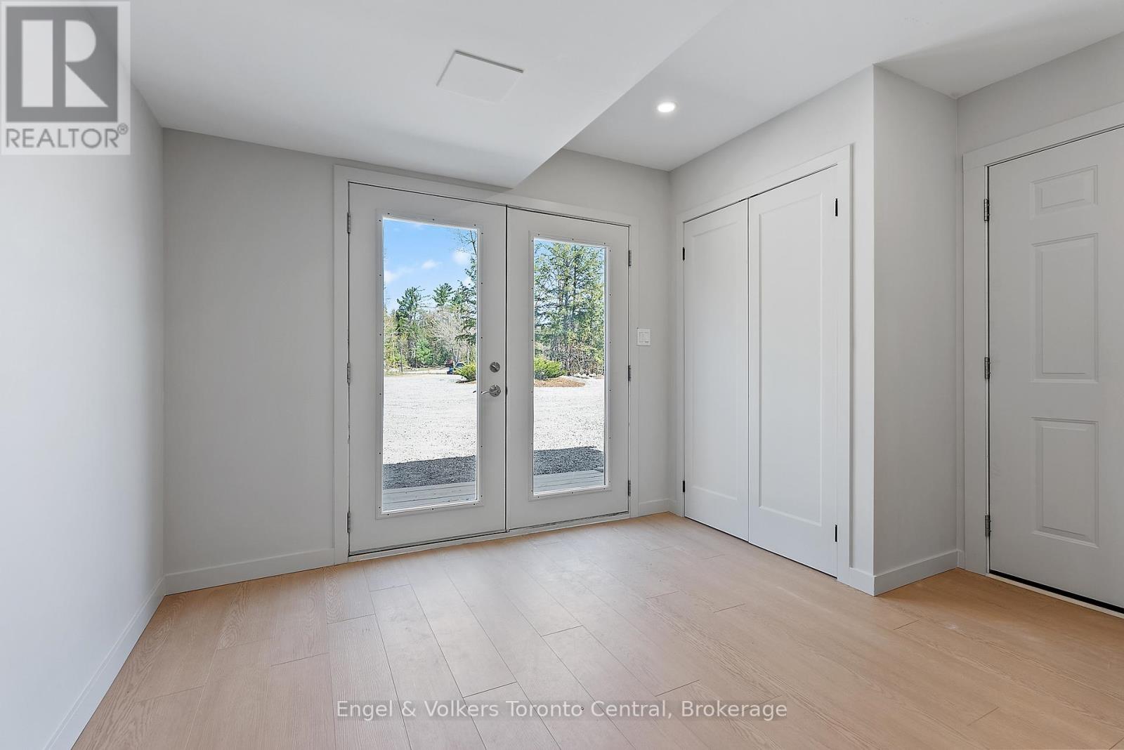 Upper Cottage lower level entry