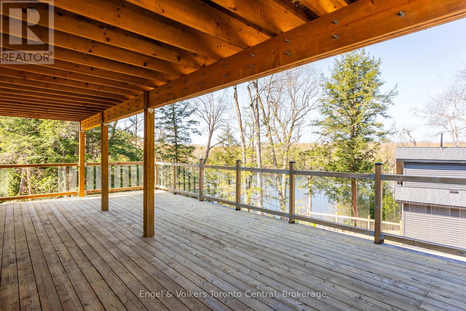 Upper Cottage - Large lower level deck