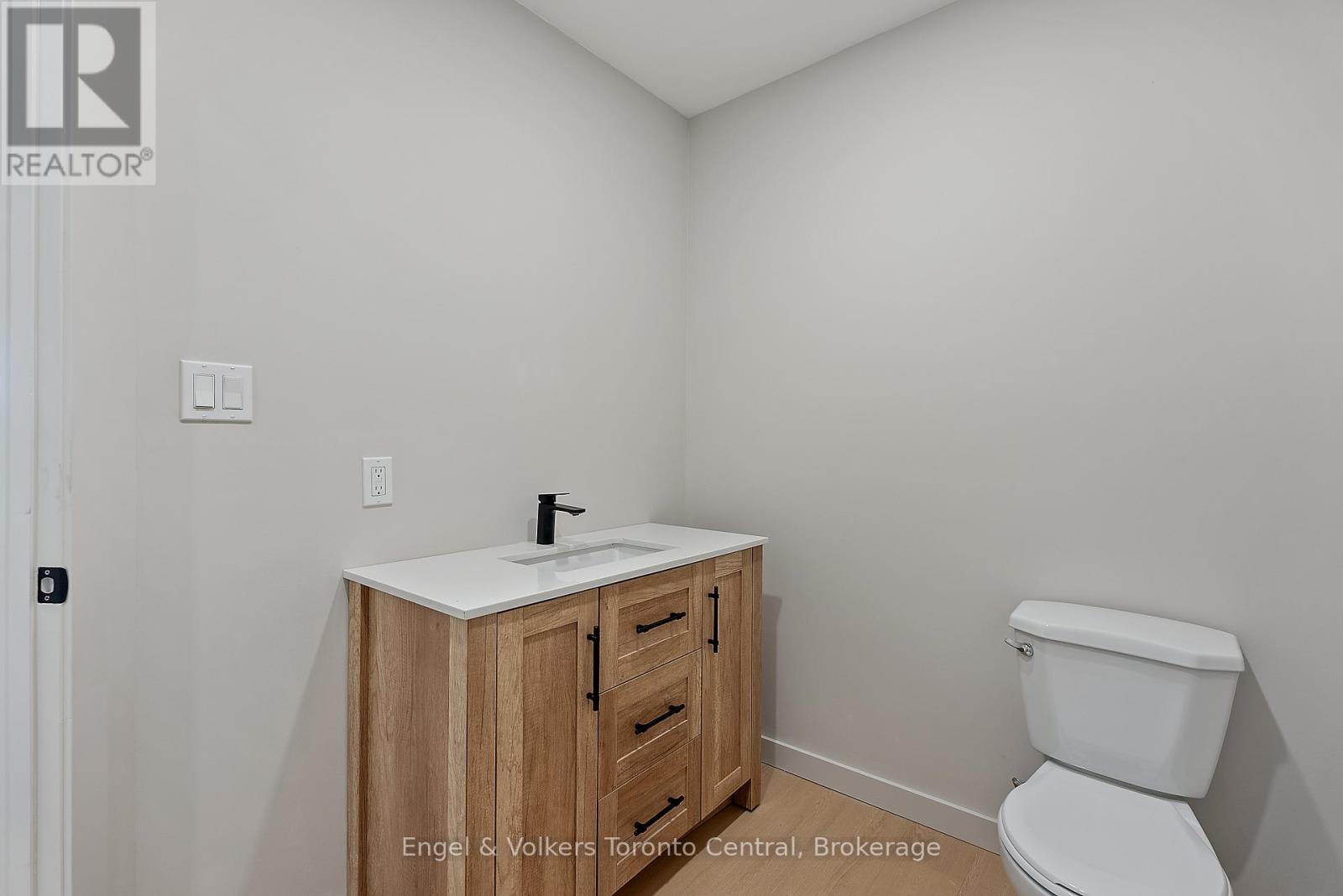 Upper cottage bathroom 2